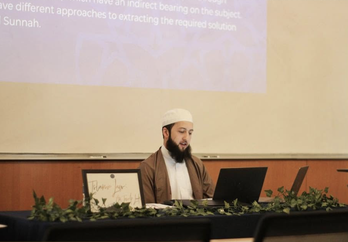 Mufti Sulaiman Yusufi delivering a lecture on Islamic law